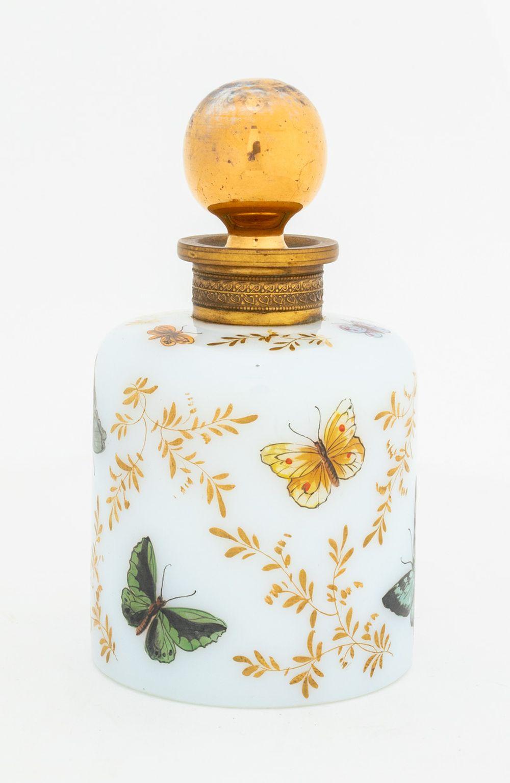 Frasco de perfume Guerlain Opaline, con tapón redondo dorado y borde montado en latón, mariposa pintada y motivo floral dorado, firmado 