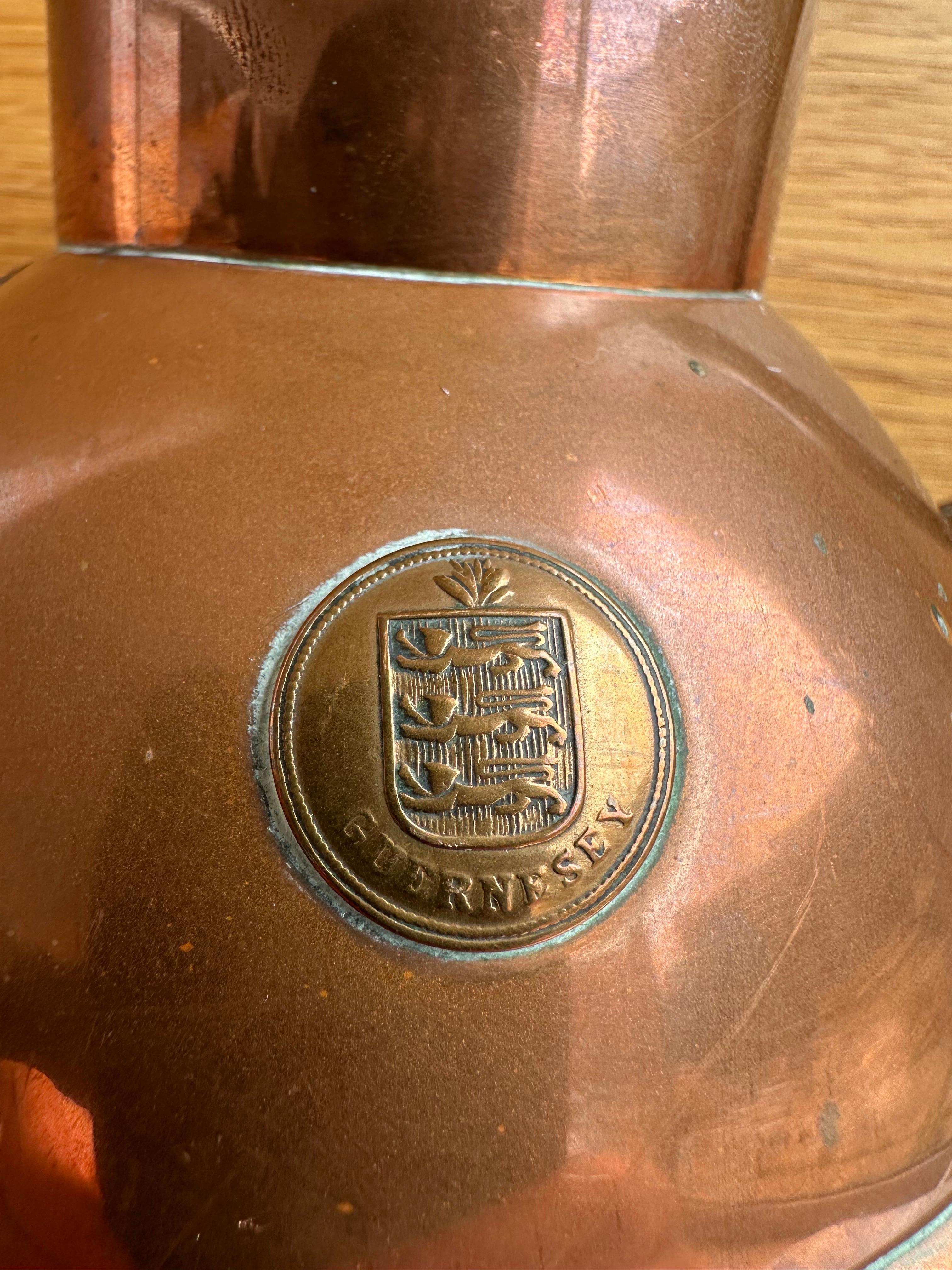 Guernsey Milchkännchenkrug mit Kupferdeckel aus Guernsey, 19. Jahrhundert  im Angebot 2