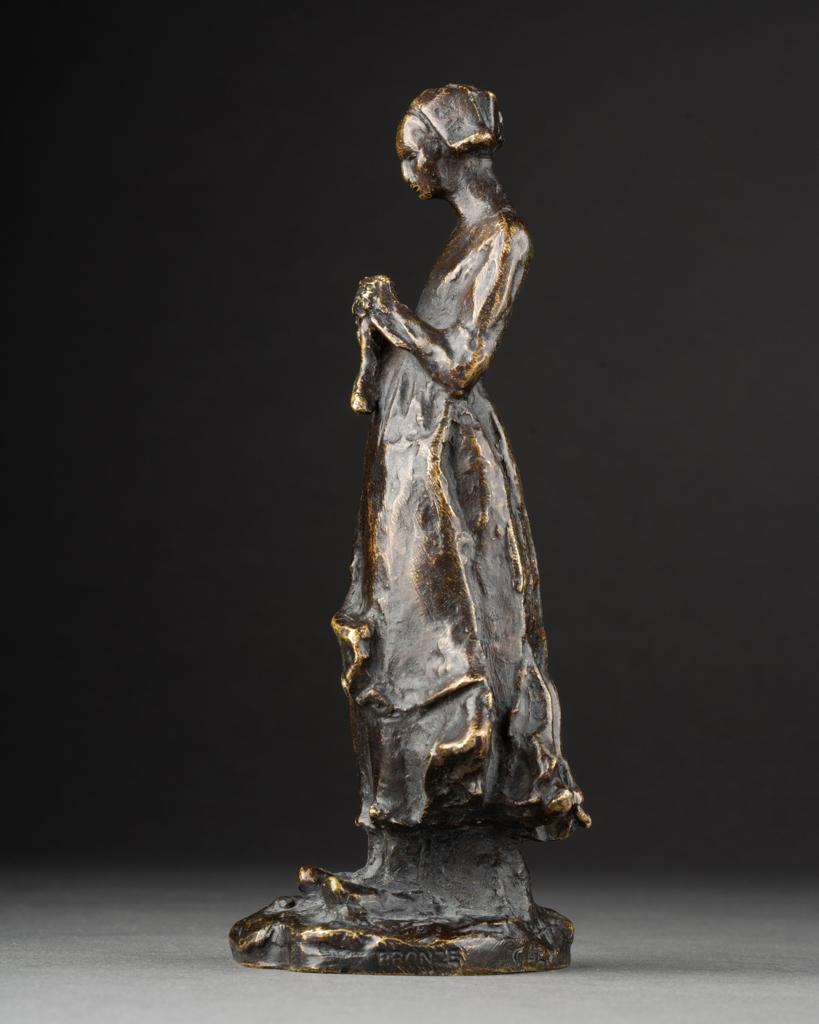 Art déco Guero : Sculpture en bronze patiné représentant une jeune femme bretonne - Début du 20ème siècle en vente