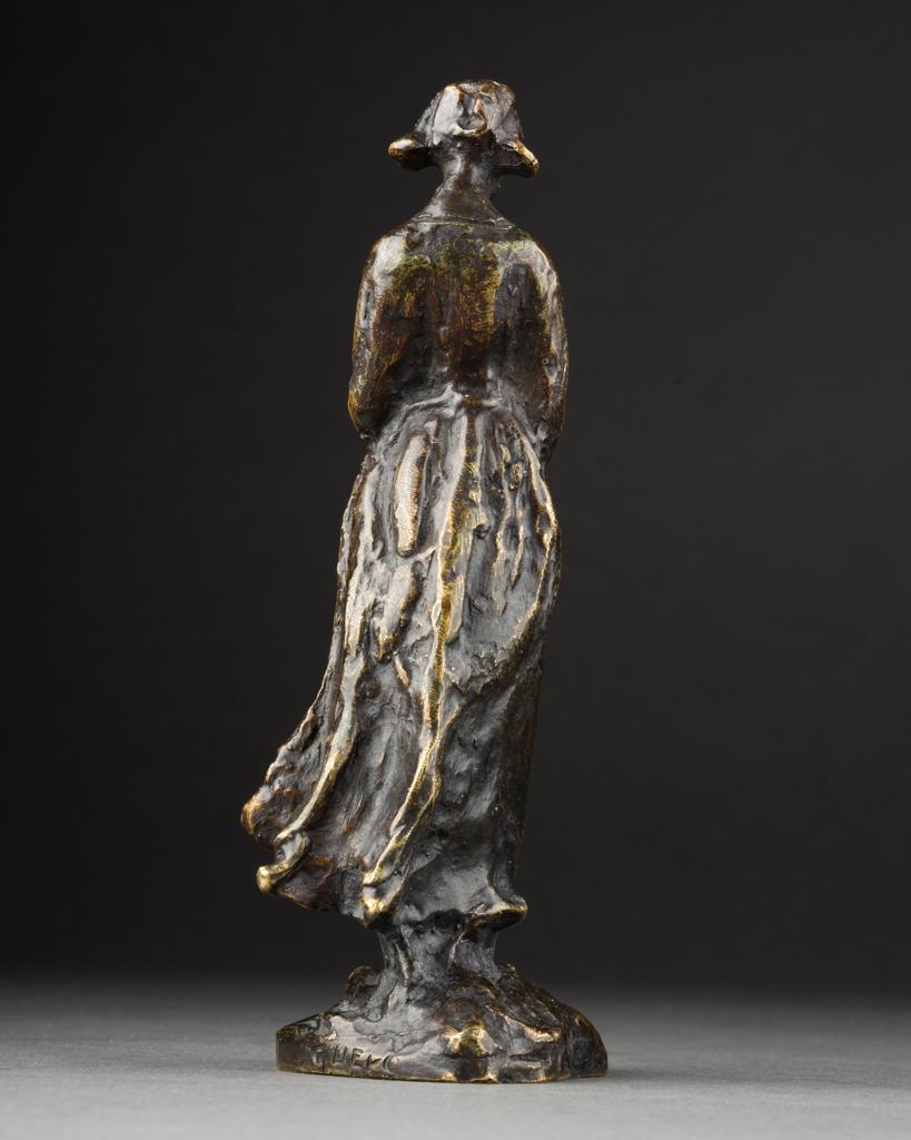 Français Guero : Sculpture en bronze patiné représentant une jeune femme bretonne - Début du 20ème siècle en vente