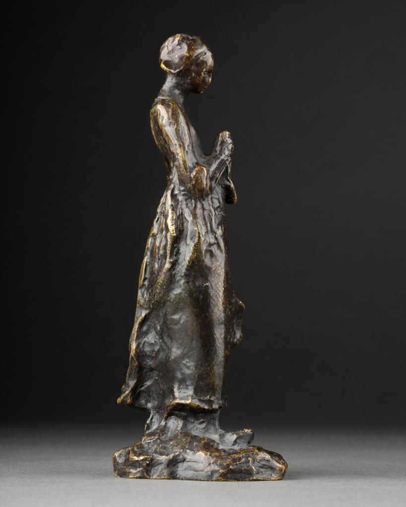 Patiné Guero : Sculpture en bronze patiné représentant une jeune femme bretonne - Début du 20ème siècle en vente
