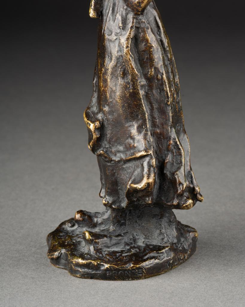 Milieu du XXe siècle Guero : Sculpture en bronze patiné représentant une jeune femme bretonne - Début du 20ème siècle en vente