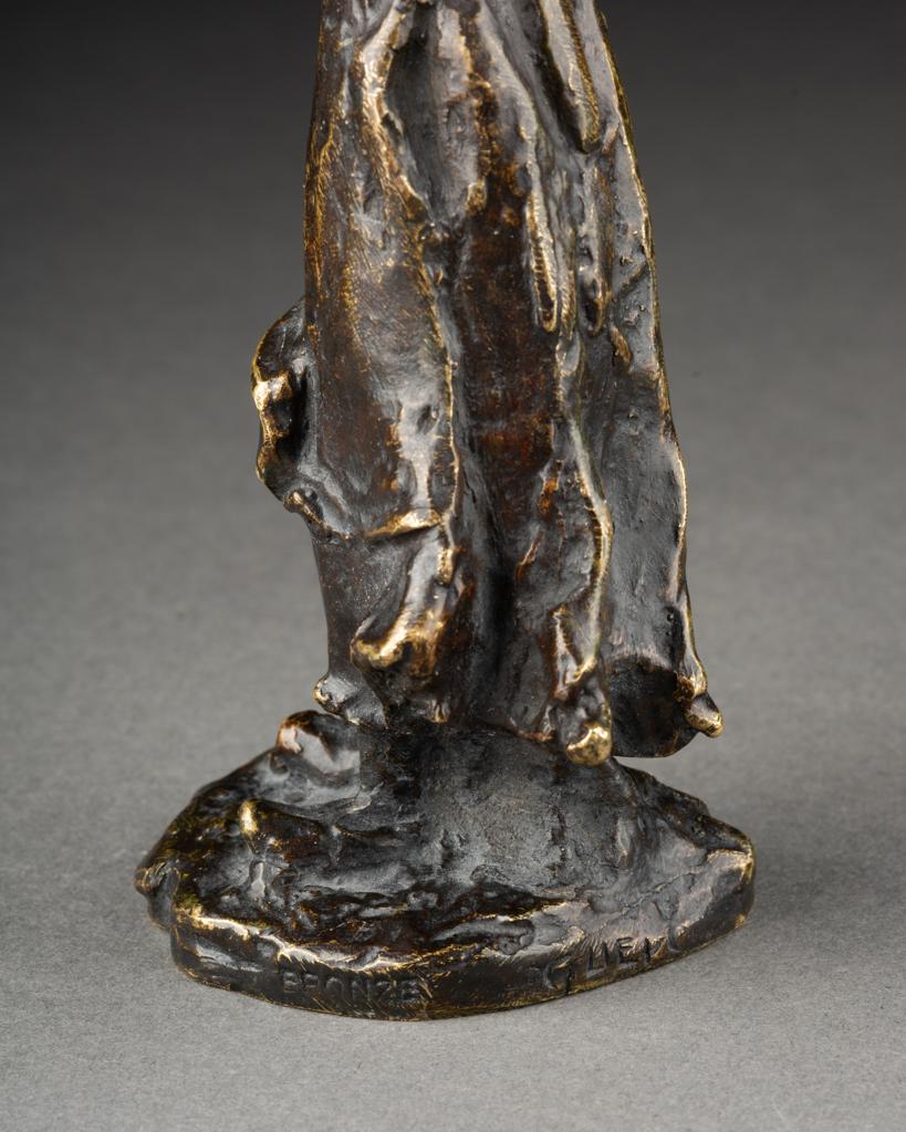 Bronze Guero : Sculpture en bronze patiné représentant une jeune femme bretonne - Début du 20ème siècle en vente