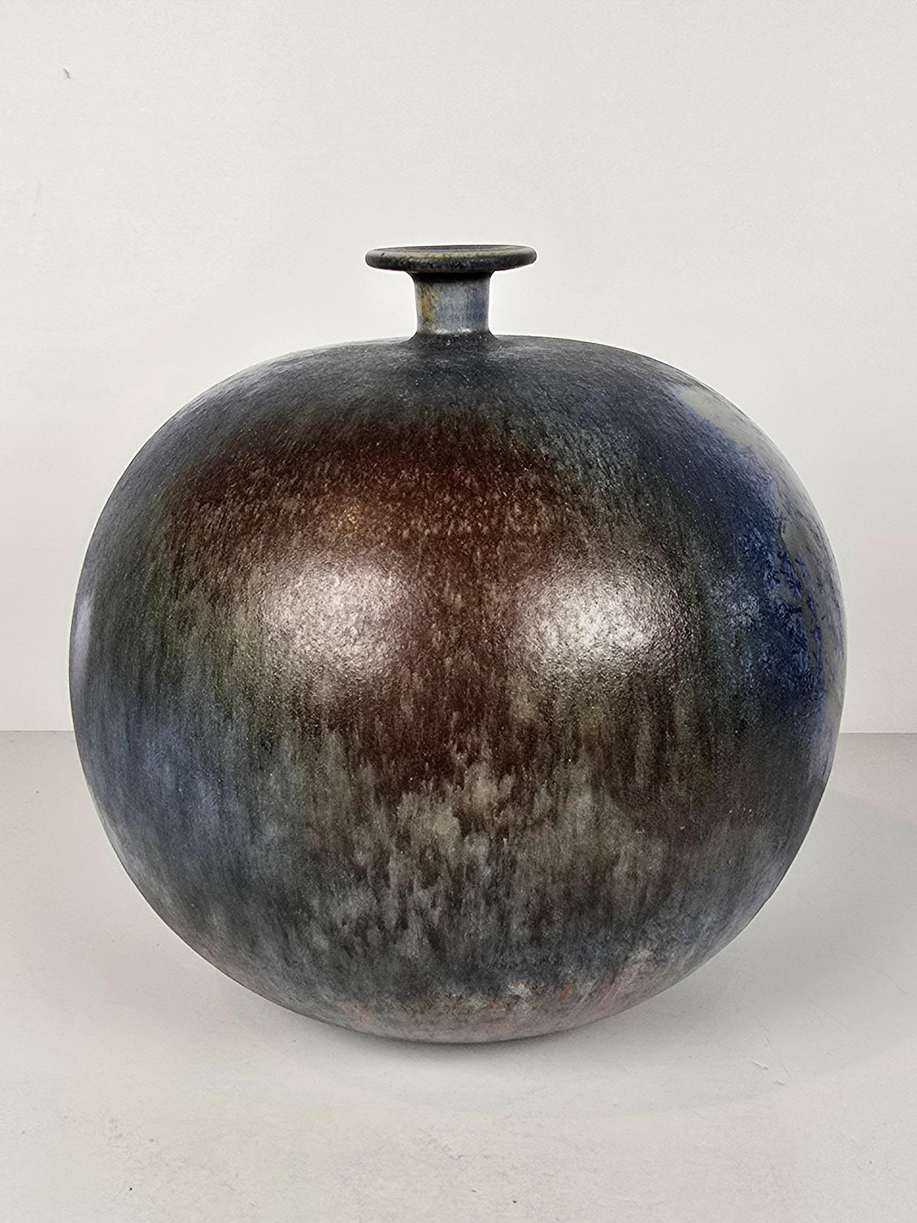Mid-Century Modern Guerrino Tramonti Faenza Crystalline Studio Pottery Italian Bulbous Vase Signed For Sale