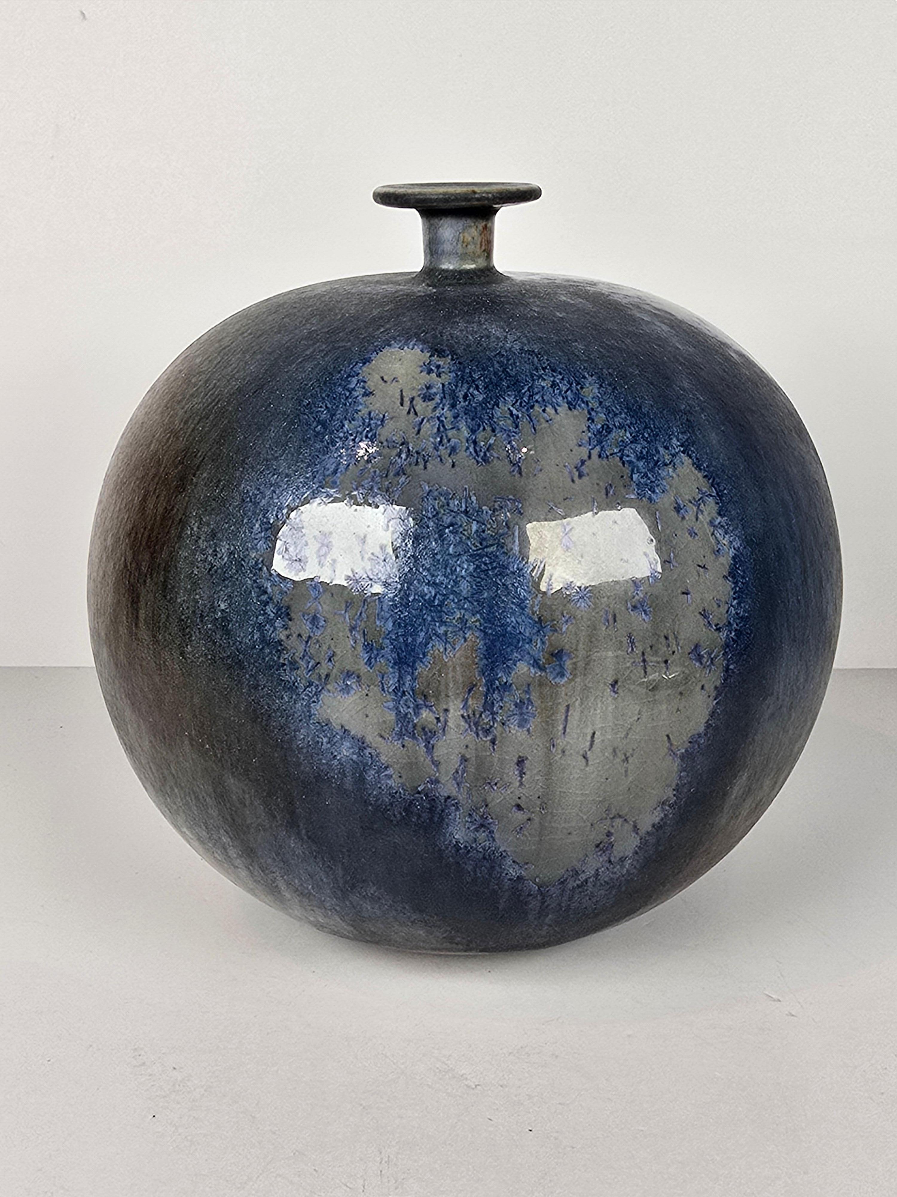Guerrino Tramonti Faenza Crystalline Studio Pottery Italian Bulbous Vase Signed In Excellent Condition For Sale In Sarasota, FL
