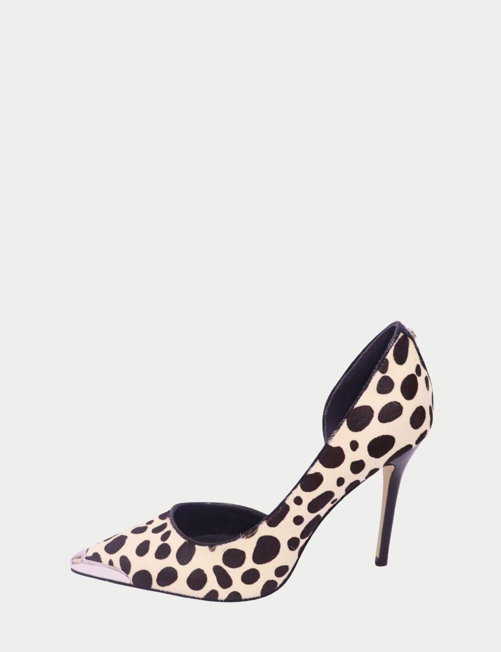 Zapatos de tacón Guess en blanco y negro con estampado animal y puntera plateada

Desata tu lado más atrevido con estos llamativos tacones Guess. Con un alegre estampado animal en blanco y negro, estos zapatos de salón con puntera en punta se