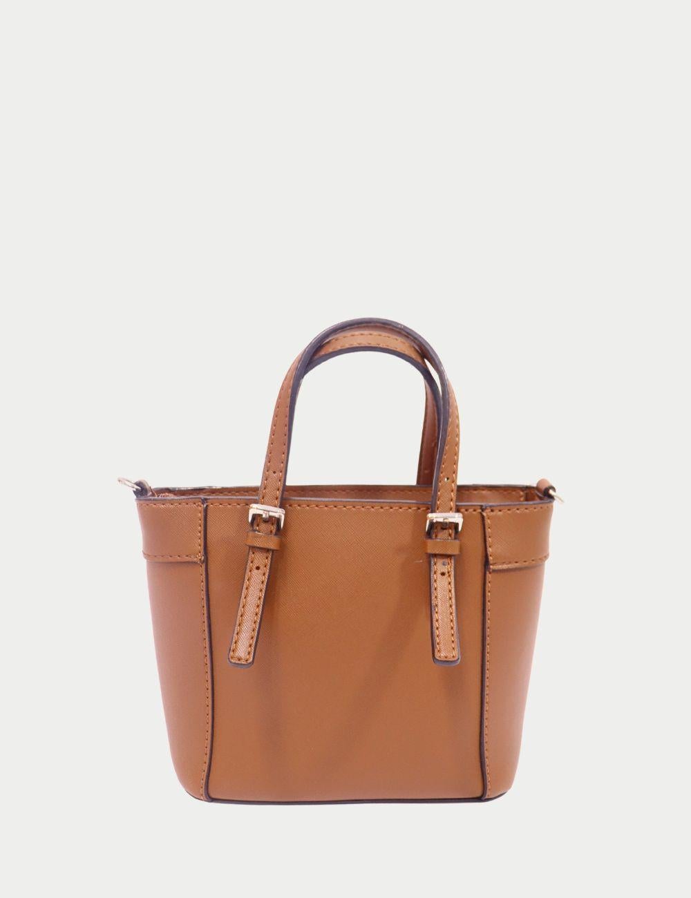 Guess Mini Camel Tote Bag con tracolla - Borsa da donna firmata

Descrizione del prodotto SEO:
Compatta, chic e versatile, questa mini tote bag cammello di Guess è il connubio perfetto tra stile e funzionalità. Realizzata in resistente ecopelle