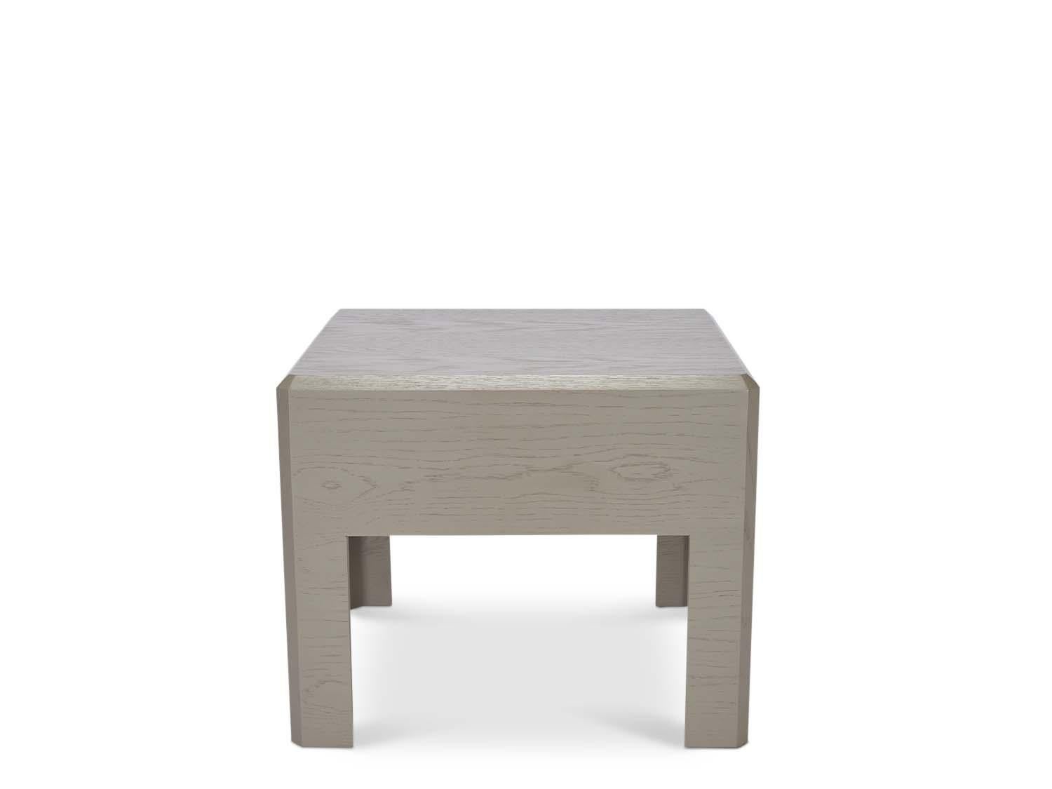 La table d'appoint Guest est une grande table d'appoint lourde avec un long tablier et un chanfrein sur tous les bords. 

La collection Lawson-Fenning est conçue et fabriquée à la main à Los Angeles, en Californie. Renseignez-vous pour savoir