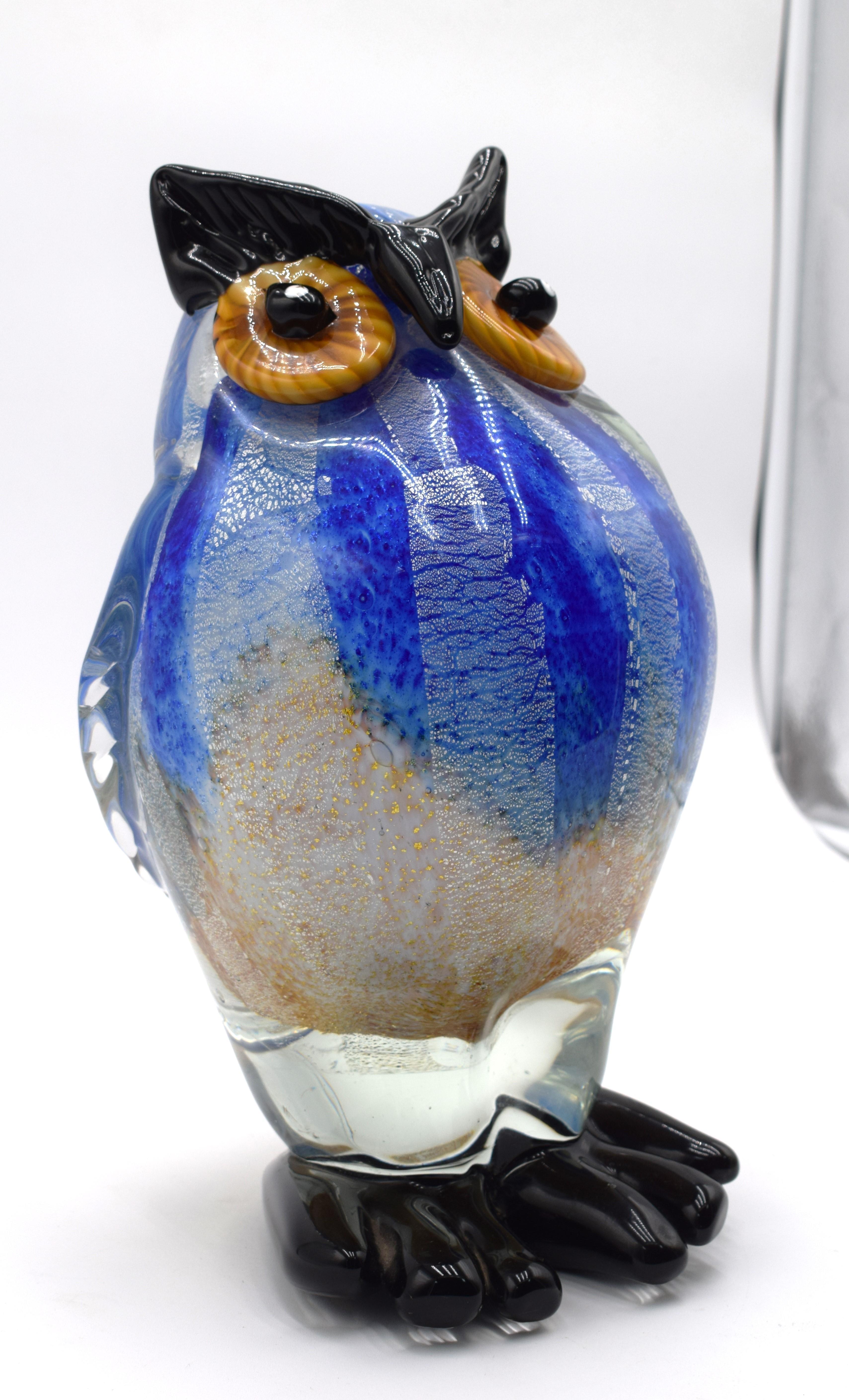 Murano glass owl, Italian production circa 1970s.
Very good condition, normal signs of time, no breaks, see photos.
Dimensions: H= 31 cm; W= 19 cm; D= 15 cm.