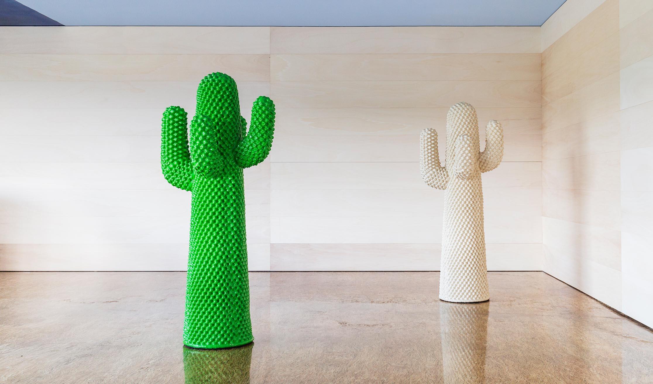 Der Kaktus, der Gegenstand zahlreicher freier und oft zweideutiger Interpretationen ist, ist eine Ikone des italienischen Designs, die die häusliche Landschaft revolutioniert hat, indem sie die Grenzen zwischen Innen- und Außenbereich aufhebt. Der