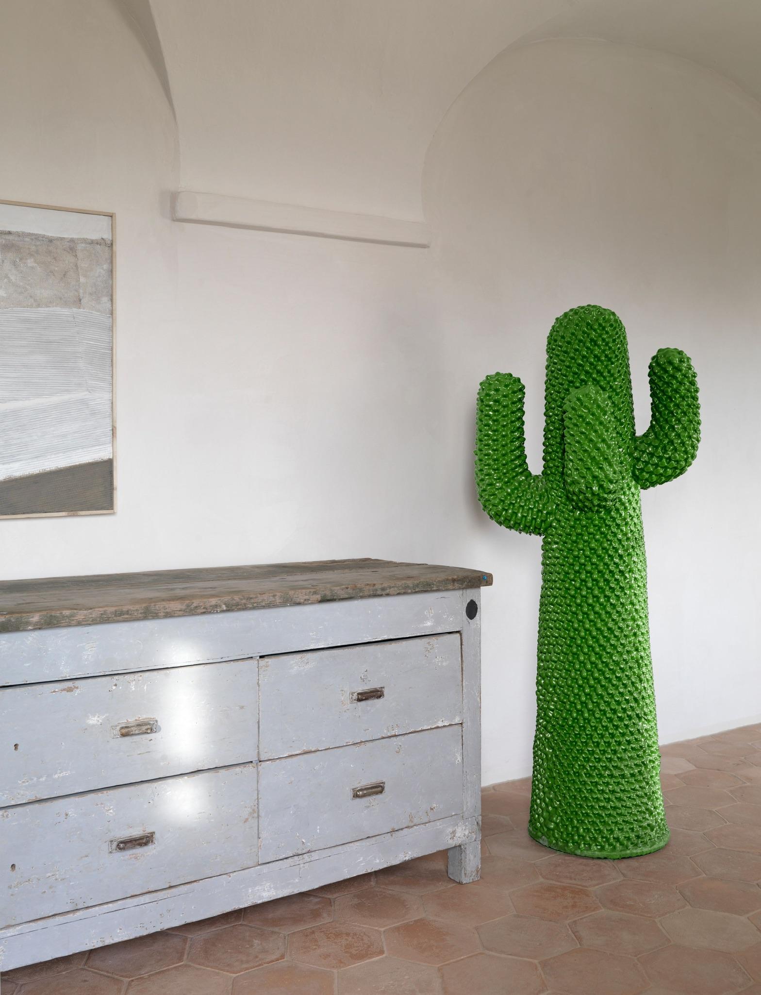 Der 1972 geborene Cactus Coat Rack hat von Anfang an die statische und starre Welt des Interior Designs in Frage gestellt und die traditionelle Möbellandschaft revolutioniert. Der von Guido Drocco und Franco Mello entworfene Cactus Coat Rack soll