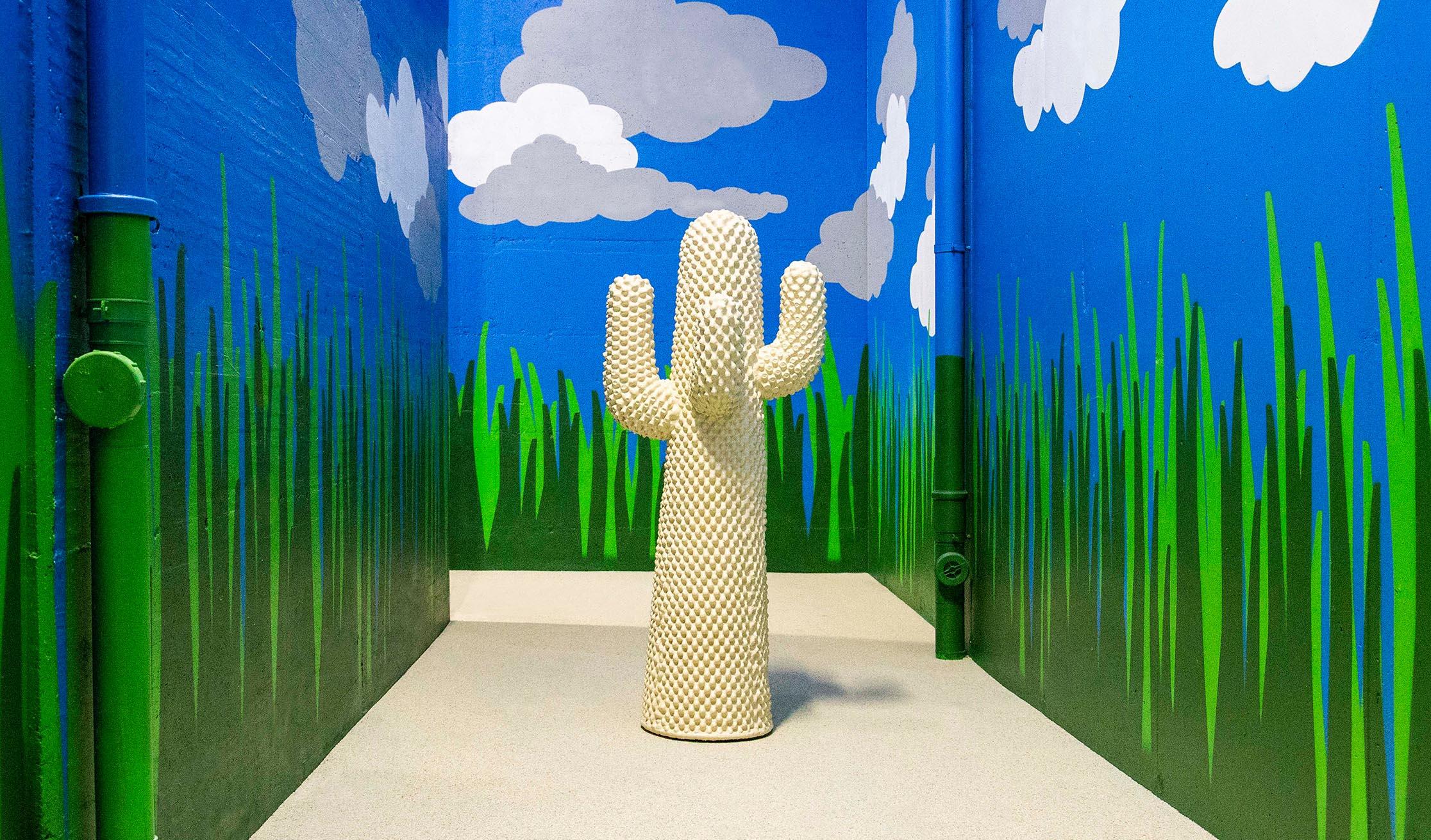Objet de plusieurs interprétations, libres et souvent ambiguës, Cactus est l'icône du design italien qui a révolutionné le paysage domestique, en subvertissant les frontières entre espace intérieur et espace ouvert. Cactus est un totem ironique, qui