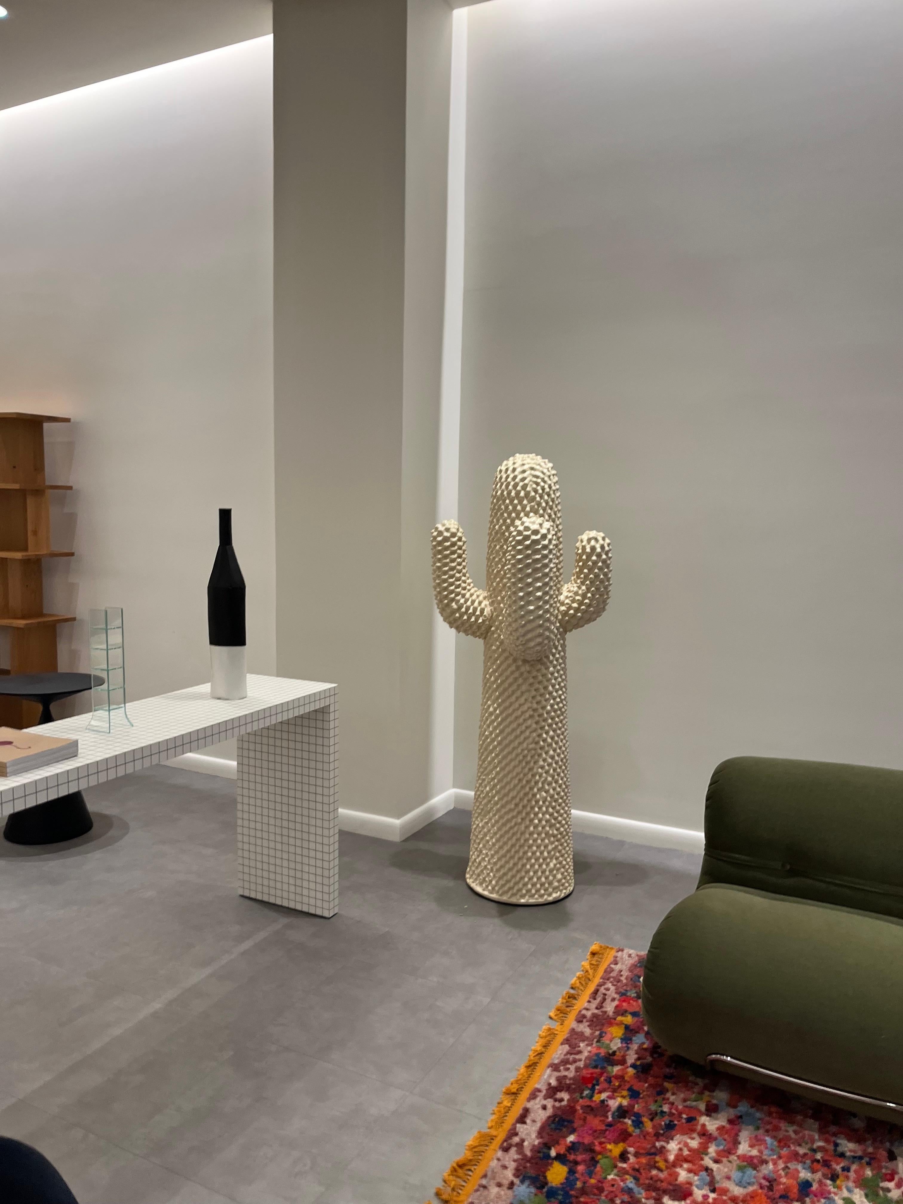 Coat stand of soft polyurethane finished by hand with Guflac
The subject of several, free and often ambiguous interpretations, Cactus is the icon of Italian design that has revolutionized the domestic landscape, by subverting the borders between