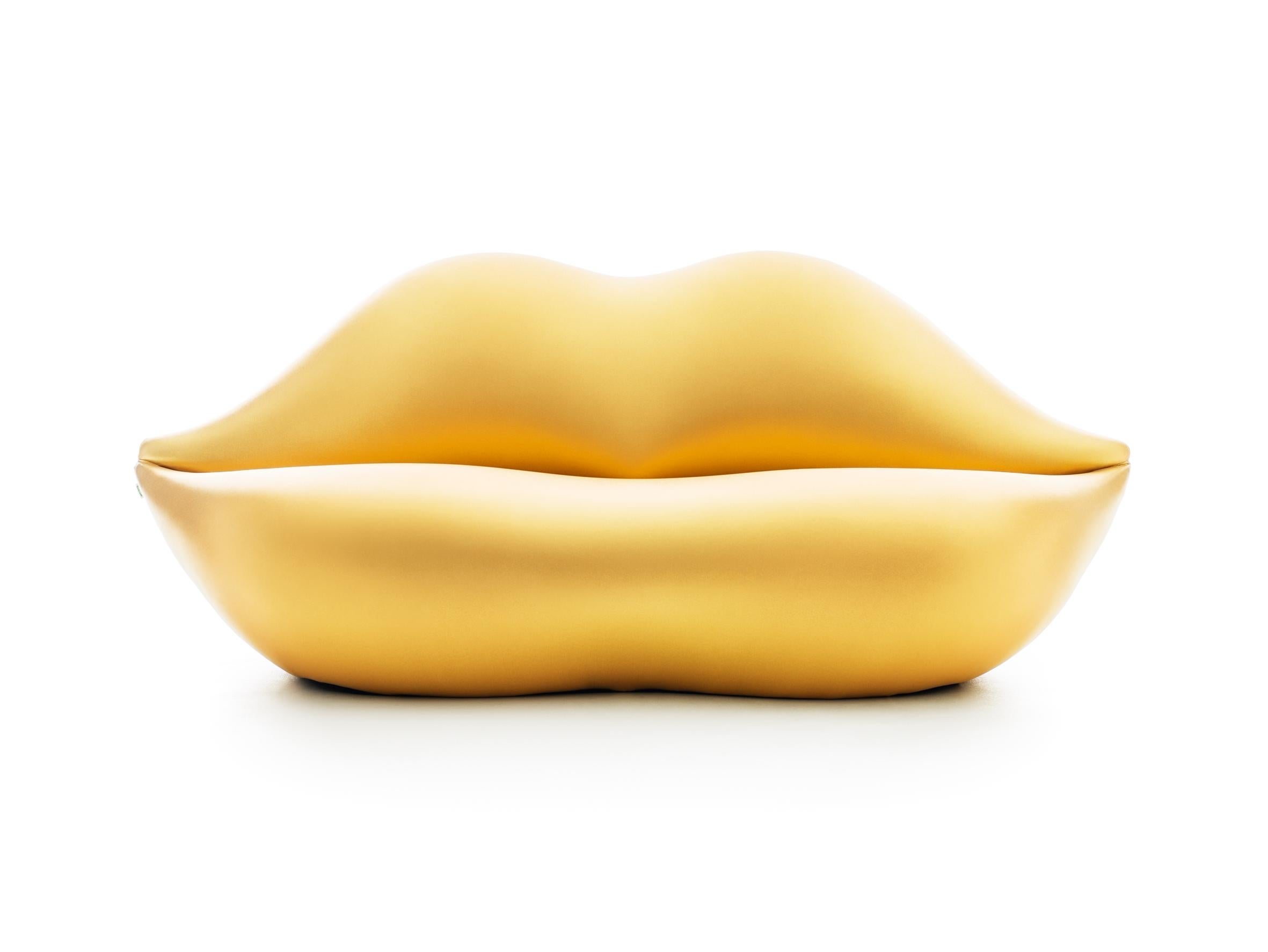 Bocca, le canapé original de 1970 en forme de lèvres est seulement celui de Gufram. Ce canapé sensuel, idéal pour un tête-à-tête, est entré dans l'imaginaire collectif au même titre que les œuvres d'Andy Warhol, ainsi que d'autres chefs-d'œuvre du