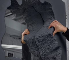 Espejo de pared «Broken Mirror Almost Black» de Gufram, edición limitada diseñada por Snarkitecture