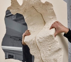 Espejo de pared «Broken Mirror Almost White» de Gufram, edición limitada diseñada por Snarkitecture