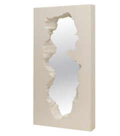 Espejo de pared «Broken Mirror Almost White» de Gufram, edición limitada diseñada por Snarkitecture