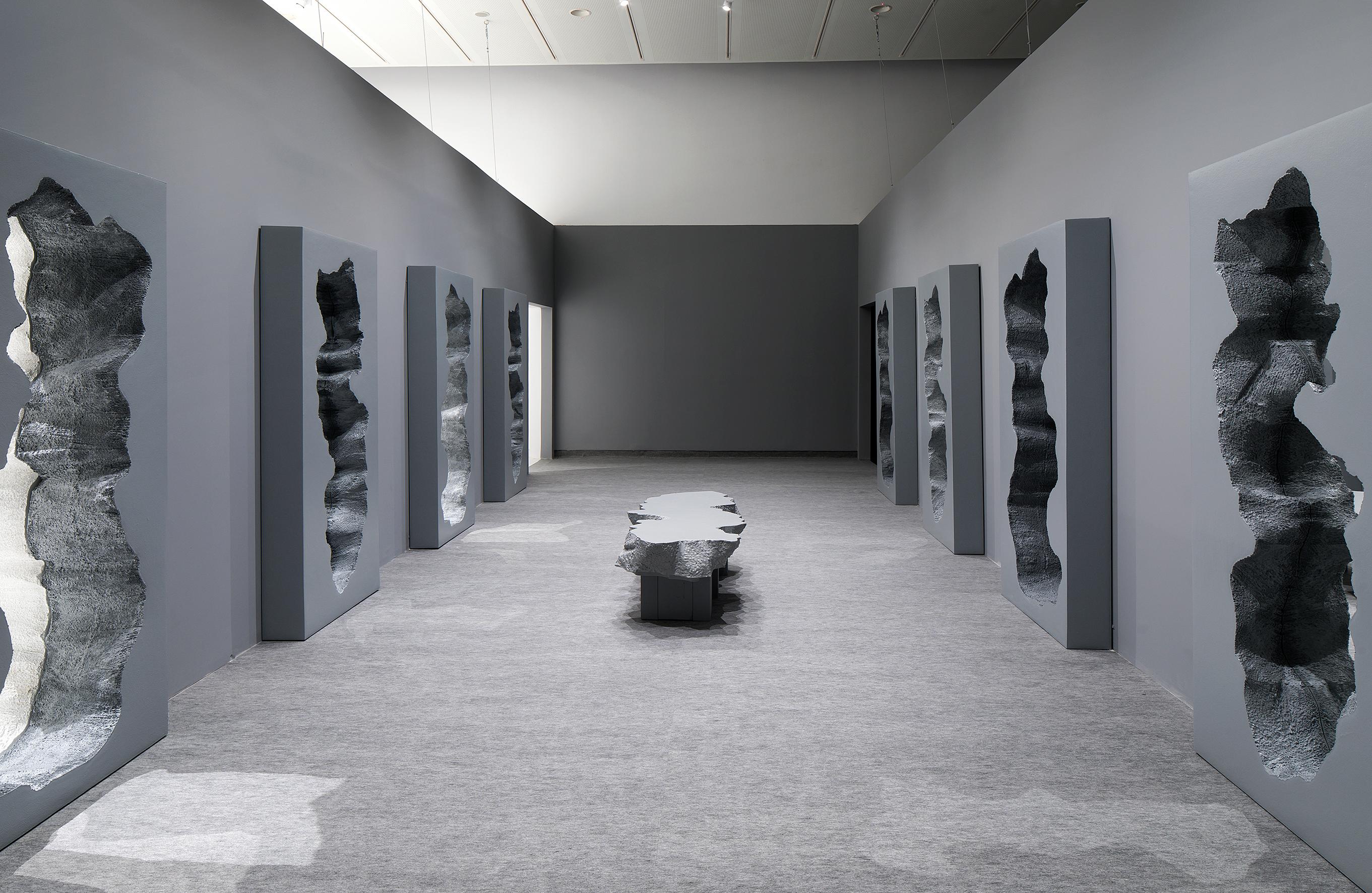 XXIe siècle et contemporain Miroir Broken de Gufram par Snarkitecture, gris en vente