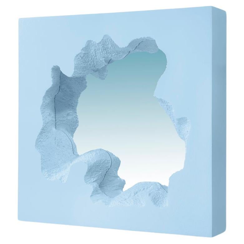 Broken mirror est un miroir né de la rencontre entre Gufram et le studio new-yorkais Snarkitecture. La surface réfléchissante est entourée d'un cadre en polyuréthane souple - une référence directe au matériau par excellence de Gufram ; cela crée un