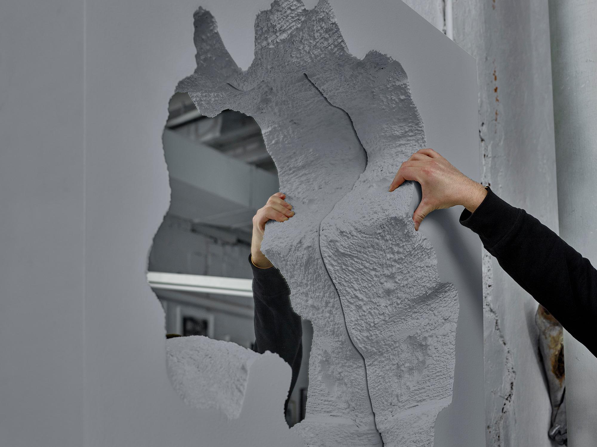 XXIe siècle et contemporain Miroir carré Broken de Gufram par Snarkitecture, gris en vente
