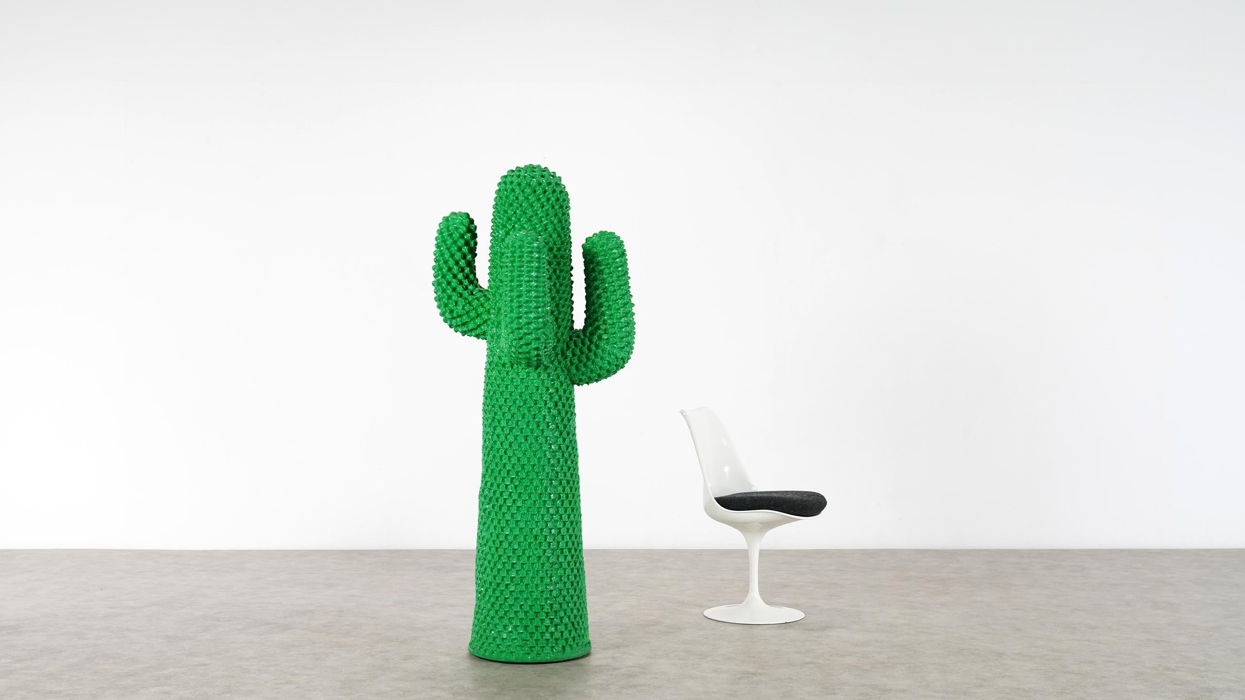 Ikonischer Kaktus-Garderobenständer in sehr gutem Originalzustand. Unterzeichnet N°640 / 2000. Der GUFRAM-Kaktus ist in mehreren Museumssammlungen auf der ganzen Welt zu finden und wird in zahlreichen Publikationen über das Kunstgewerbe des 20.