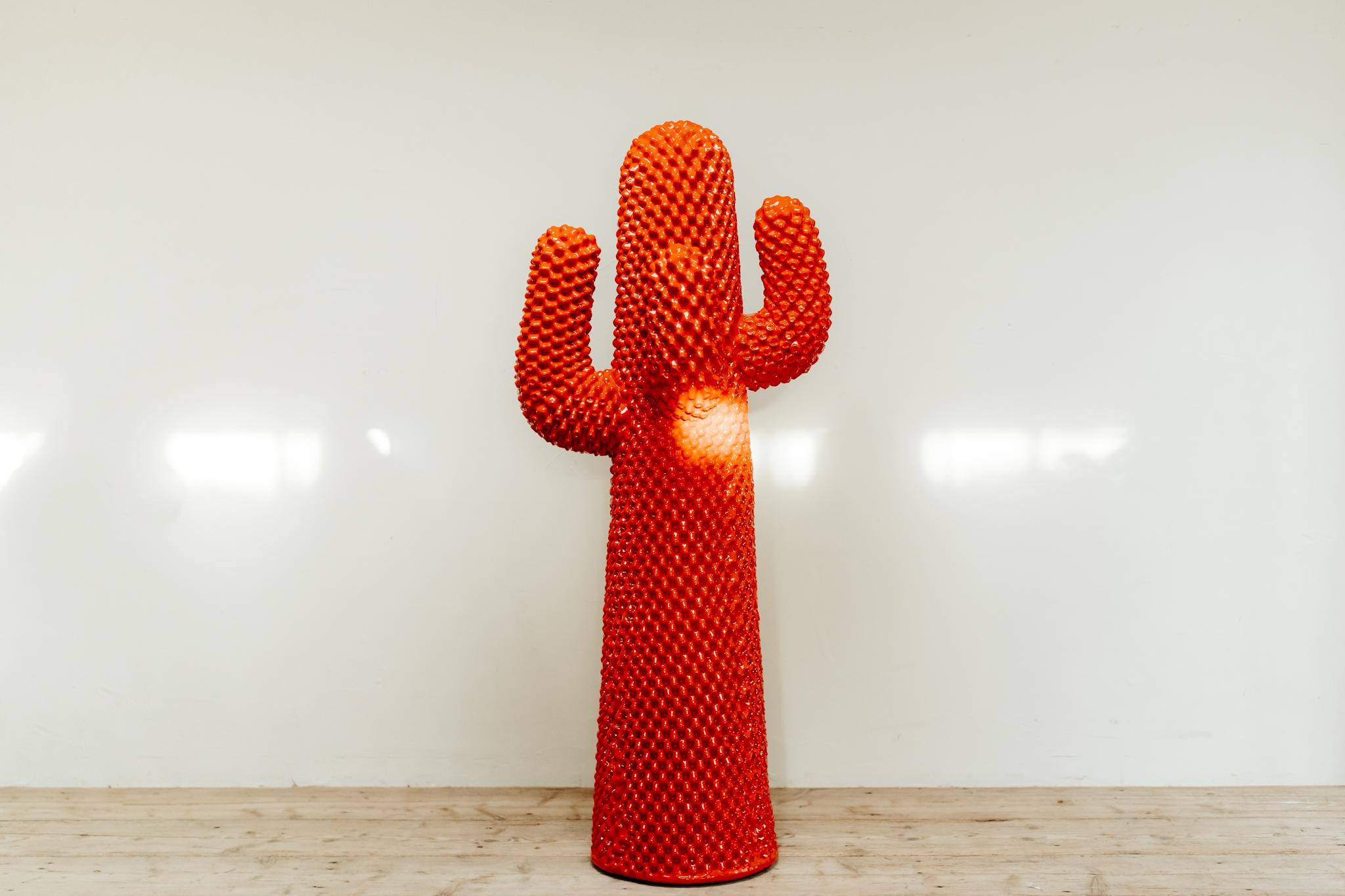 Gufram Cactus Rosso Coatrack, sculpture de Drocco/Mello, édition limitée 360/500 en vente 14