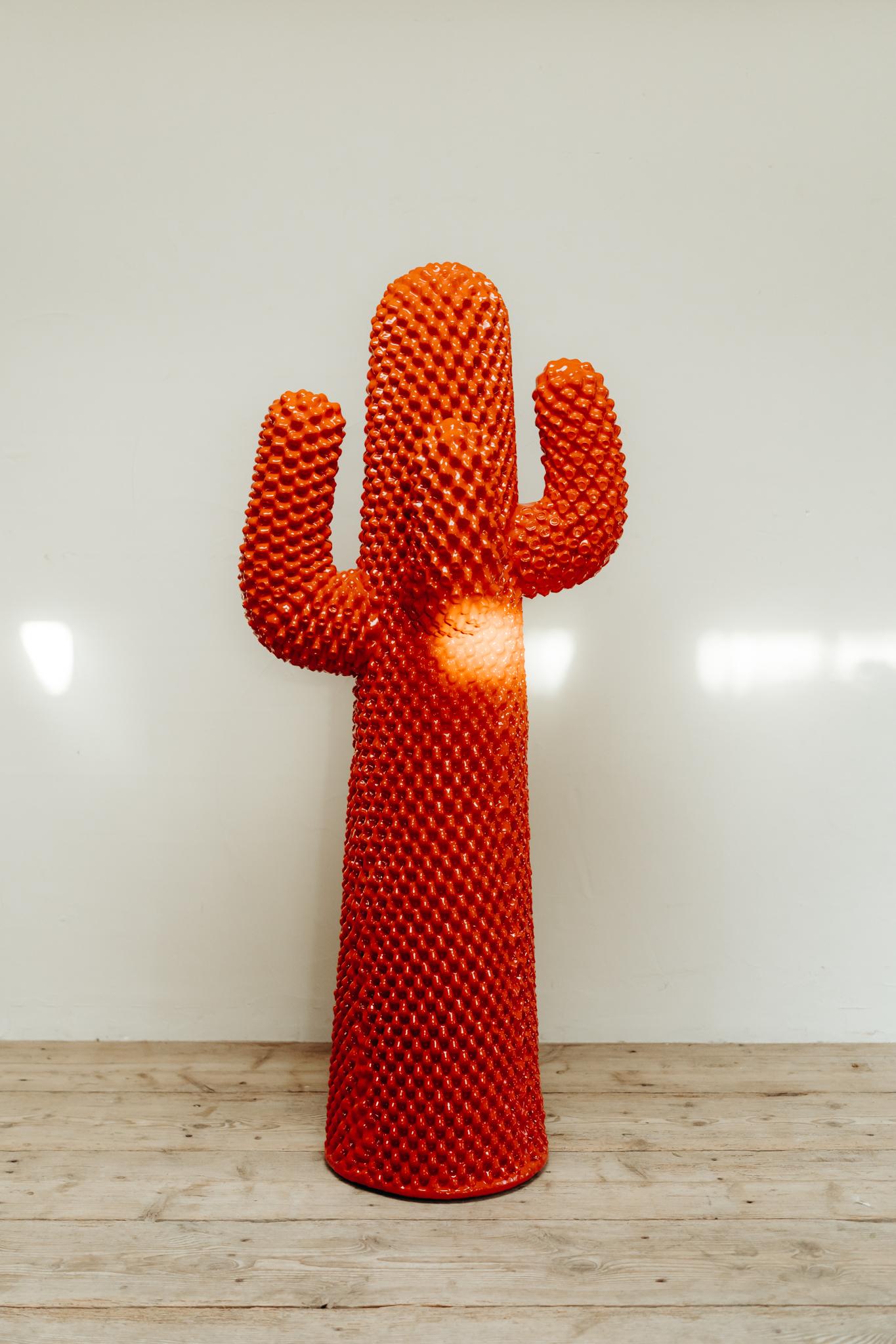 Polyester Gufram Cactus Rosso Coatrack, sculpture de Drocco/Mello, édition limitée 360/500 en vente