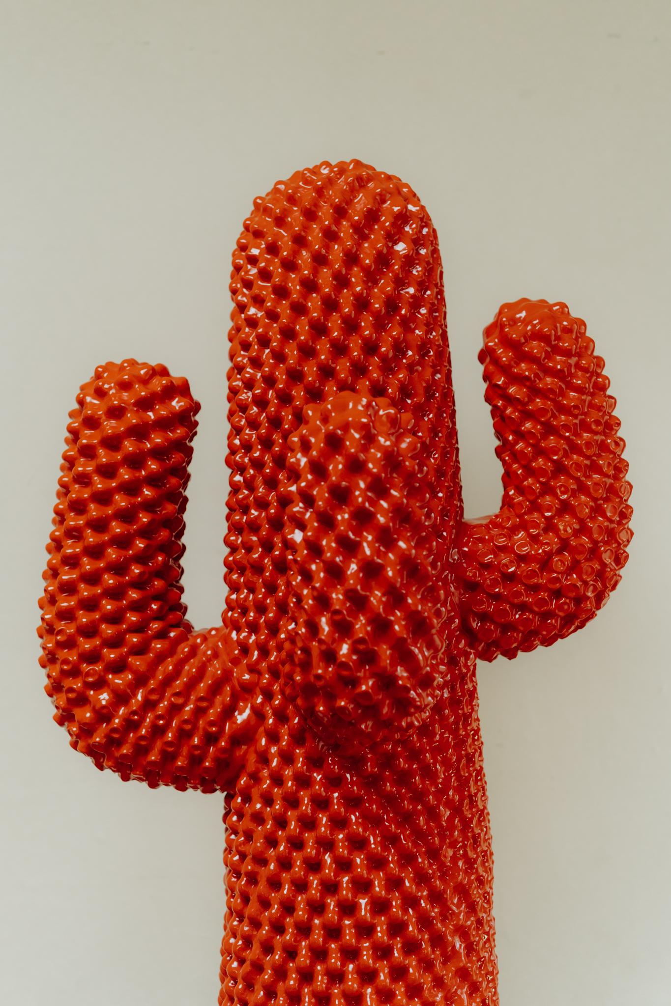 Gufram Cactus Rosso Coatrack, sculpture de Drocco/Mello, édition limitée 360/500 en vente 2