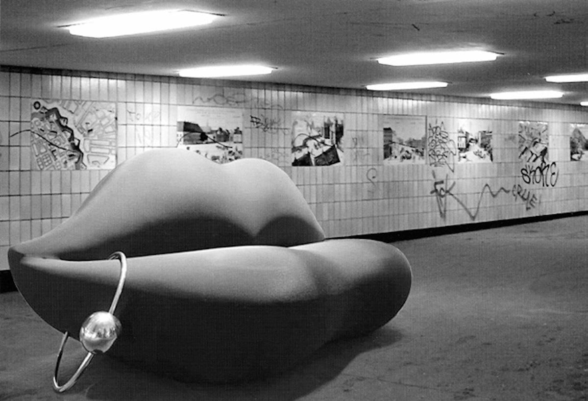 Gufram, Dunkle Dame Lippenförmige Couch mit abnehmbarer verchromter durchbrochener Verzierung von Studio 65 (Moderne) im Angebot
