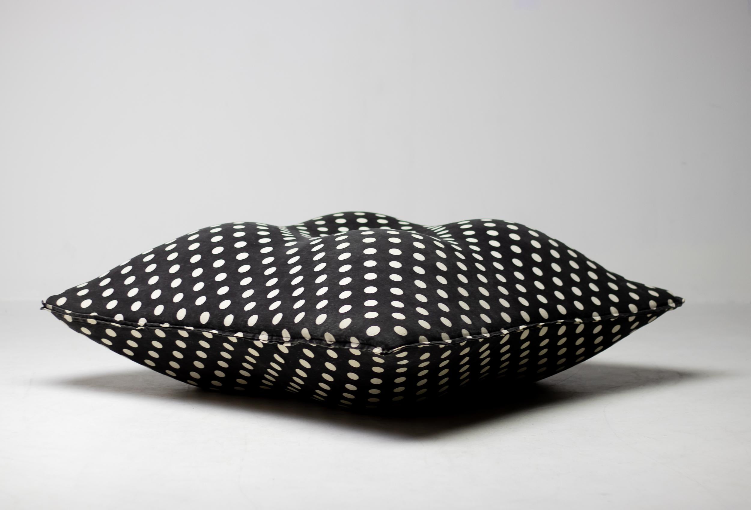 italien Coussin géant à pois de Gufram en vente