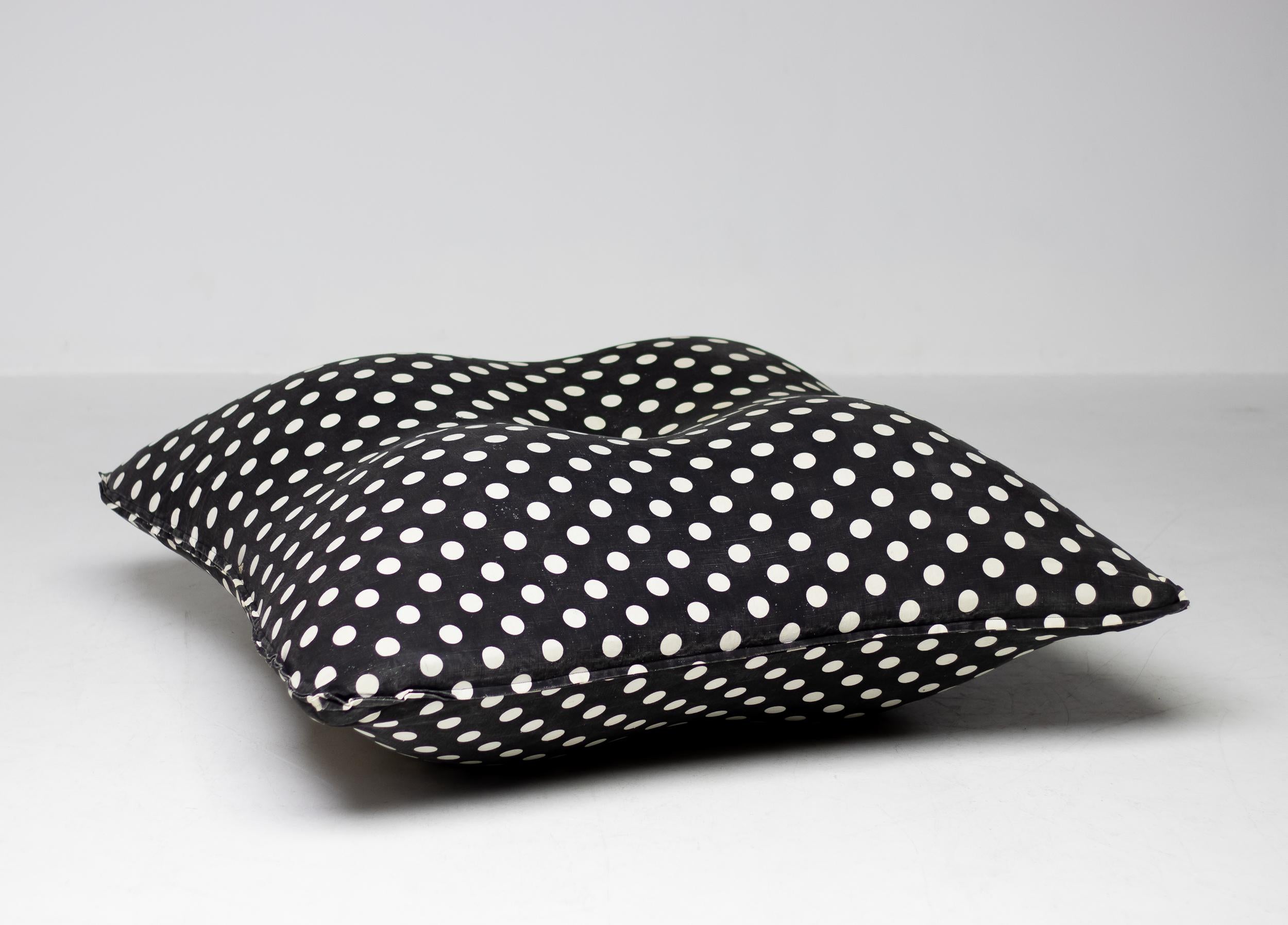 Coussin géant à pois de Gufram en vente 1