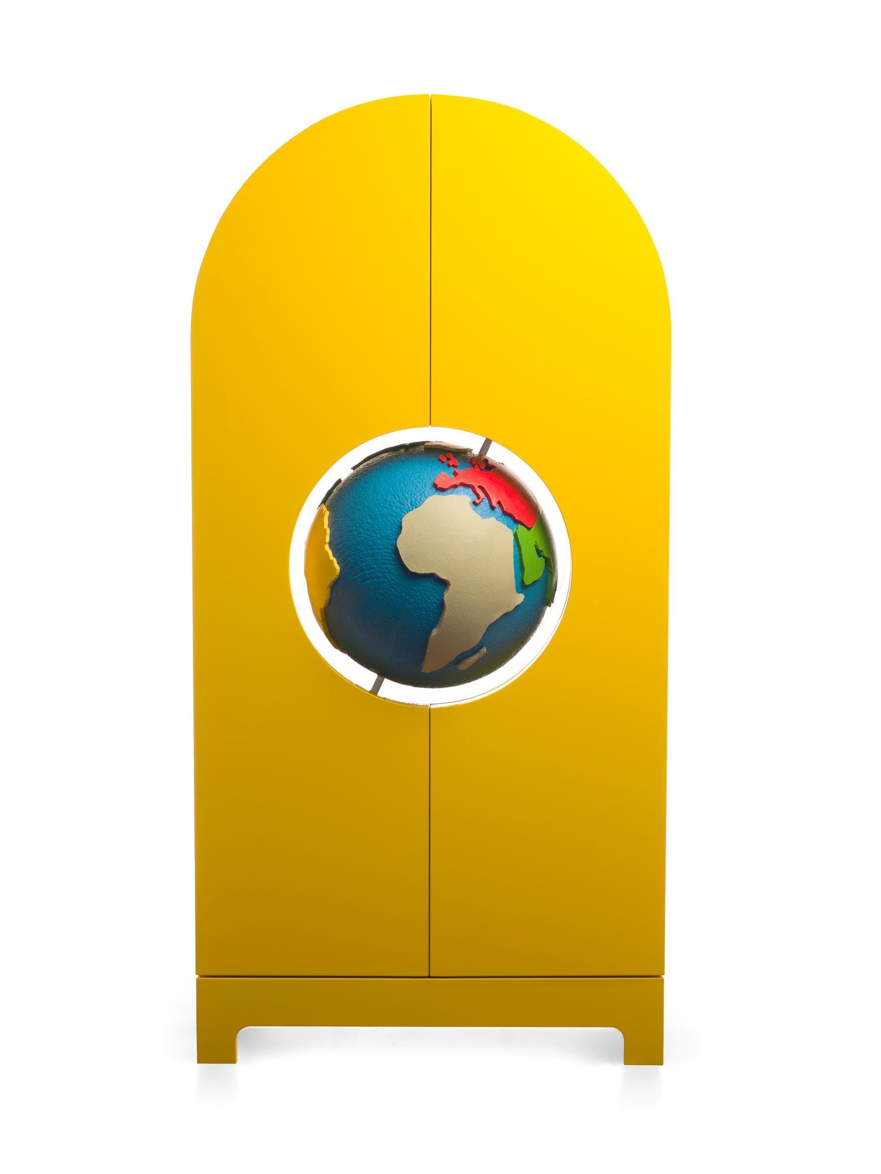 Globe, il progetto visionario e onirico di Studio Job, è stato il primo mobile contenitore a essere incluso nella collezione Multipli di Gufram. Il globo di poliuretano morbido che ruota su se stesso al centro del mobile rappresenta il viaggio,