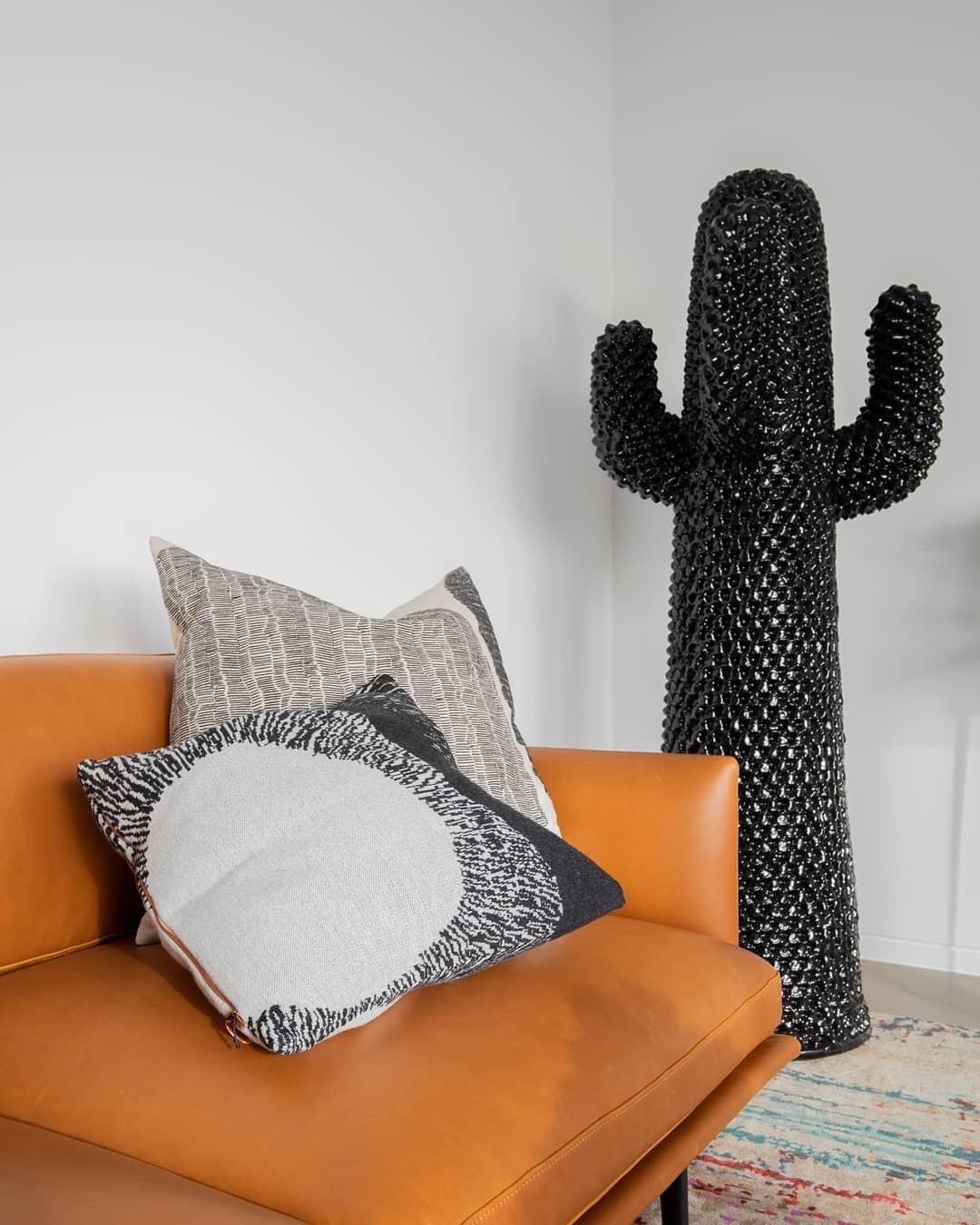 Né en 1972, le porte-manteau cactus a remis en question le monde statique et rigide de la décoration d'intérieur dès sa création, révolutionnant le paysage du mobilier traditionnel. Conçu par Guido Drocco et Franco Mello, le porte-manteau Cactus est