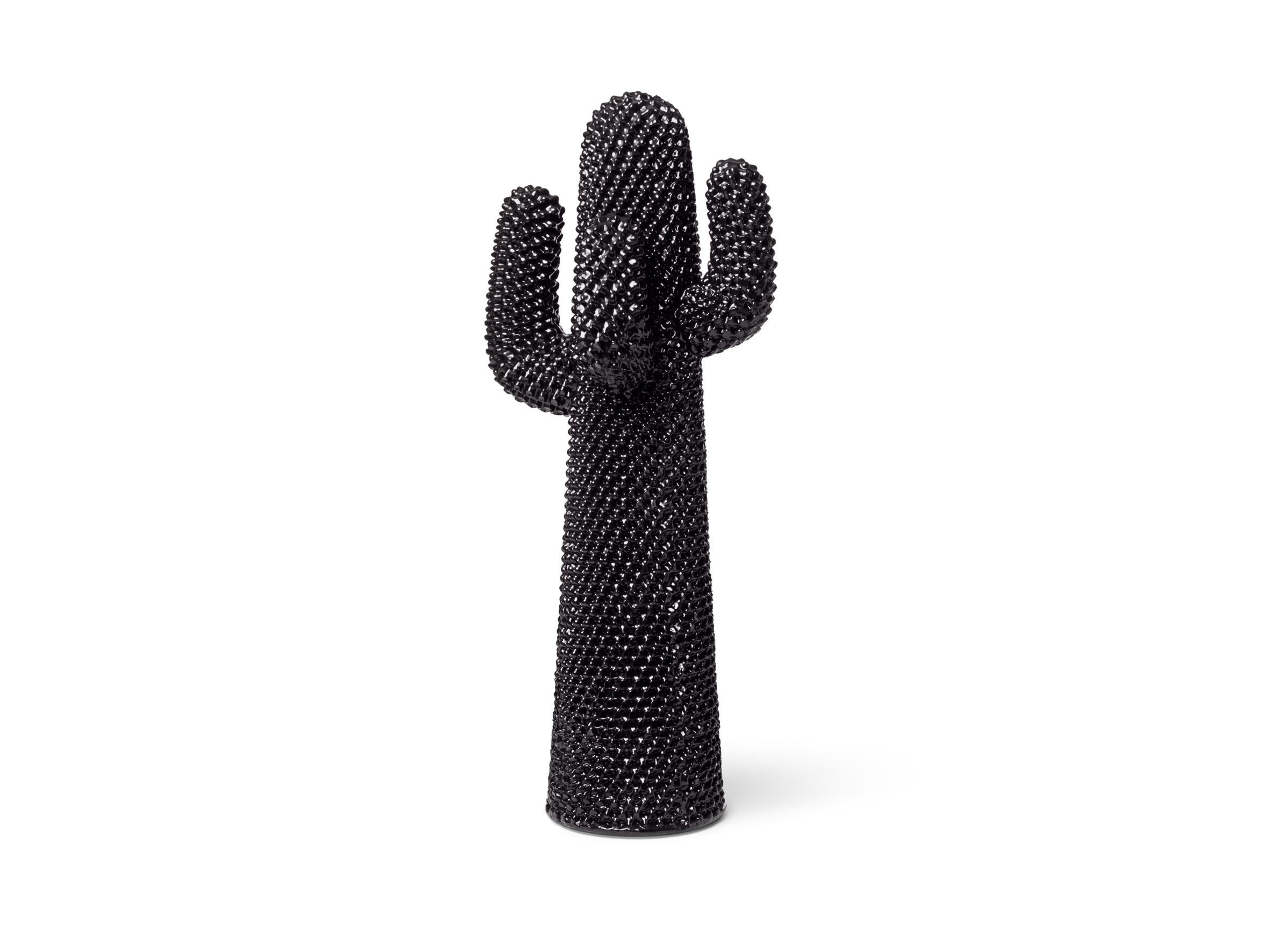 Cactus est l'icône du design italien qui a révolutionné le paysage domestique. Fabriqué en polyuréthane flexible, cet arbre d'entrée à quatre bras cantilever est aussi grand qu'une personne et ressemble à un TOTEM ironique. Il a été créé en 1972 et