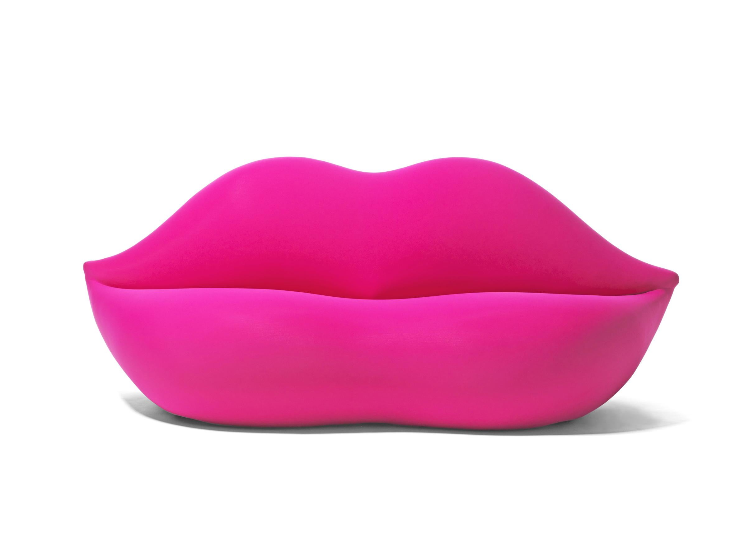 Bocca, le canapé original de 1970 en forme de lèvres, n'appartient qu'à Gufram. Ce canapé sensuel, idéal pour un tête-à-tête, est entré dans l'imaginaire collectif au même titre que les œuvres d'Andy Warhol, ainsi que d'autres chefs-d'œuvre du pop