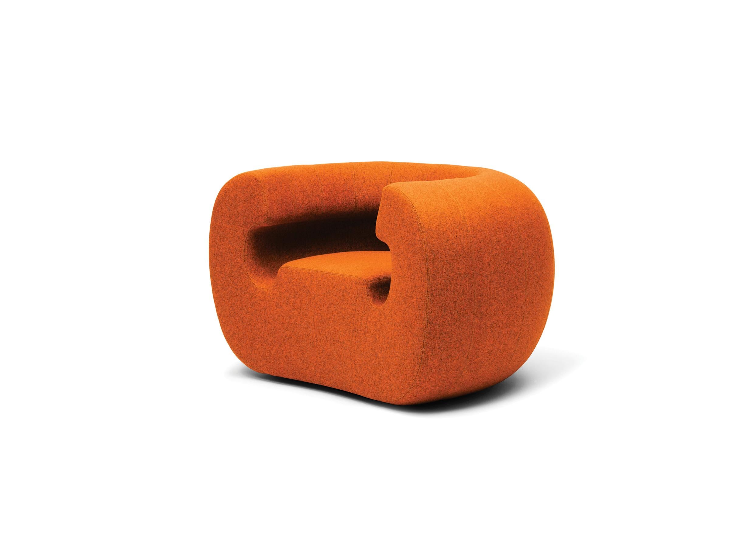 El nombre de este asiento evoca la música y la pasión de Michael Young por Sting y Police. Y la música desempeñó un papel fundamental en la concepción de este sinuoso sillón: de hecho, la inspiración procede de la decoración discotequera que