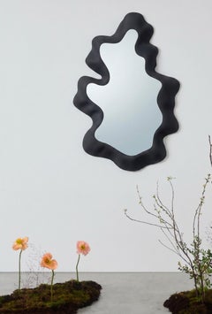Espejo «Gufram Sculpted Mirror Black» de Snarkitecture: un espejo de pared italiano con diseño escultural