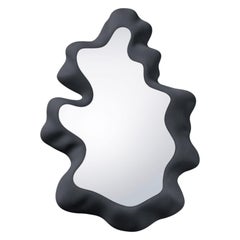 Espejo «Gufram Sculpted Mirror Black» de Snarkitecture: un espejo de pared italiano con diseño escultural