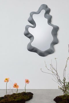 Espejo «Sculpted Mirror Grey» de Gufram, diseñado por Snarkitecture: un espejo de pared italiano con diseño escultural