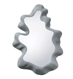 Espejo «Sculpted Mirror Grey» de Gufram, diseñado por Snarkitecture: un espejo de pared italiano con diseño escultural