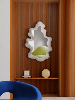 Espejo «Gufram Sculpted Mirror White» de Snarkitecture: un espejo de pared italiano con diseño escultural