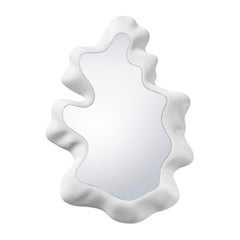 Espejo «Gufram Sculpted Mirror White» de Snarkitecture: un espejo de pared italiano con diseño escultural