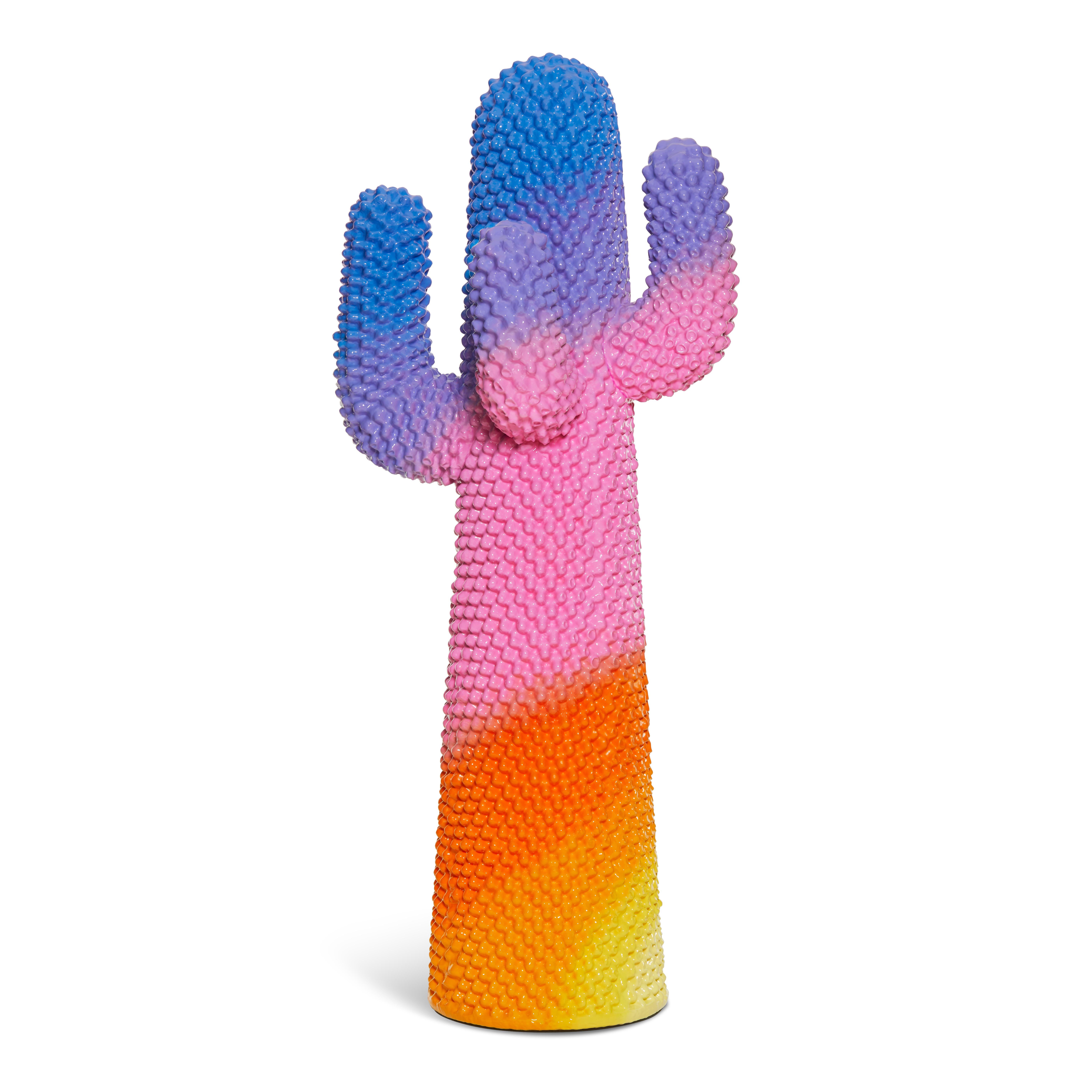 Gufram et Paul Smith renouvellent leur Collaboration pour présenter le SUNRISE CACTUS®, une nouvelle interprétation audacieuse de la pièce emblématique conçue à l'origine par Guido Drocco et Franco Mello en 1972. 
Le SUNRISE CACTUS® est fabriqué à