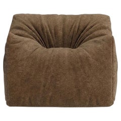Fauteuil sculptural « Womb » de Gufram, conçu par Luigi Bistagnino, en chenille couleur caramel, 1972