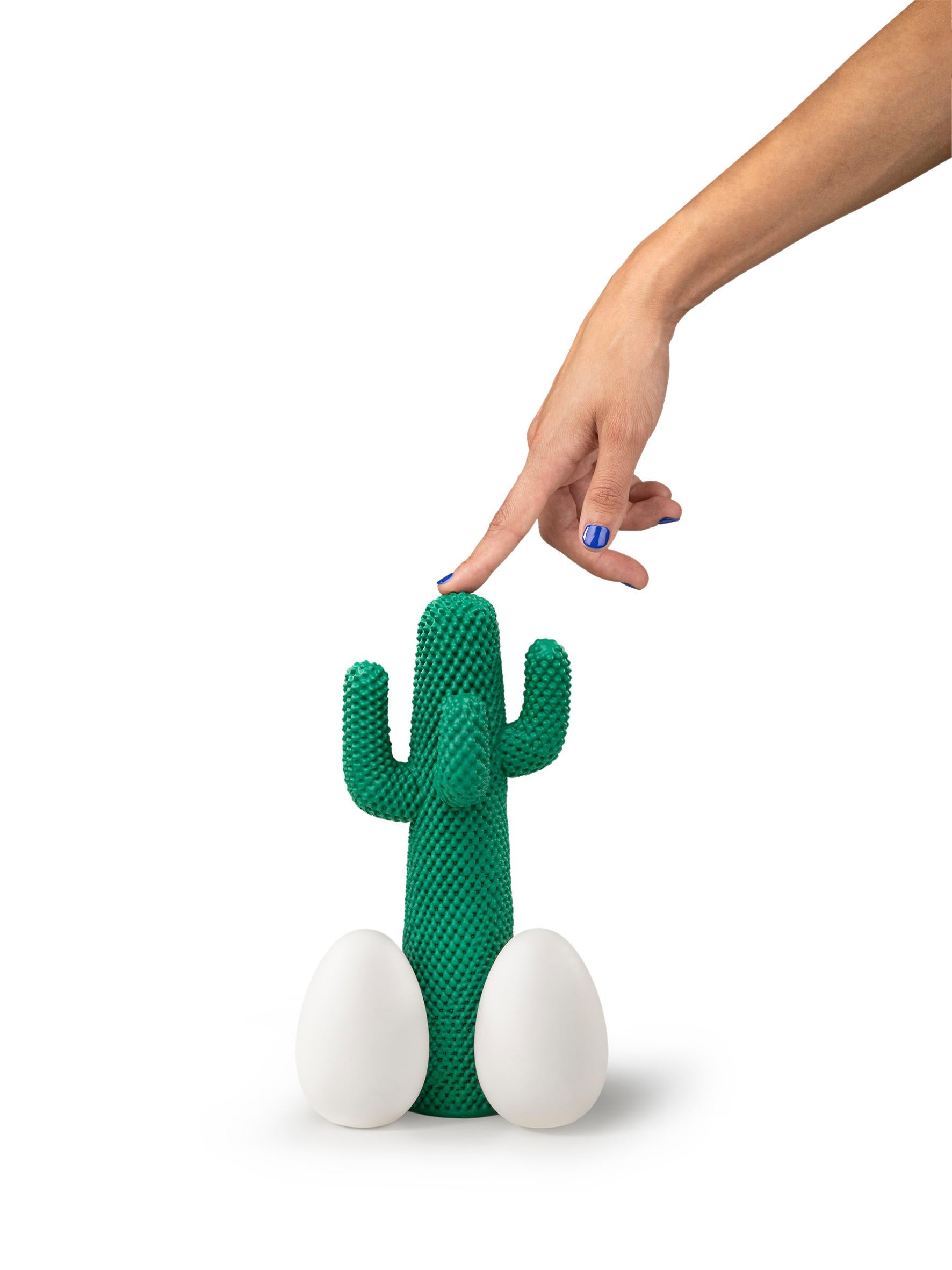 Il piccolo GOD, una versione in miniatura delle collaborazioni più iconiche di Gufram con TOILETPAPER. GOD nasce dall'unione del Cactus® - disegnato da Drocco e Mello nel 1972 - e dei cuscini-uovo de La Cova, il nido gigante in poliuretano