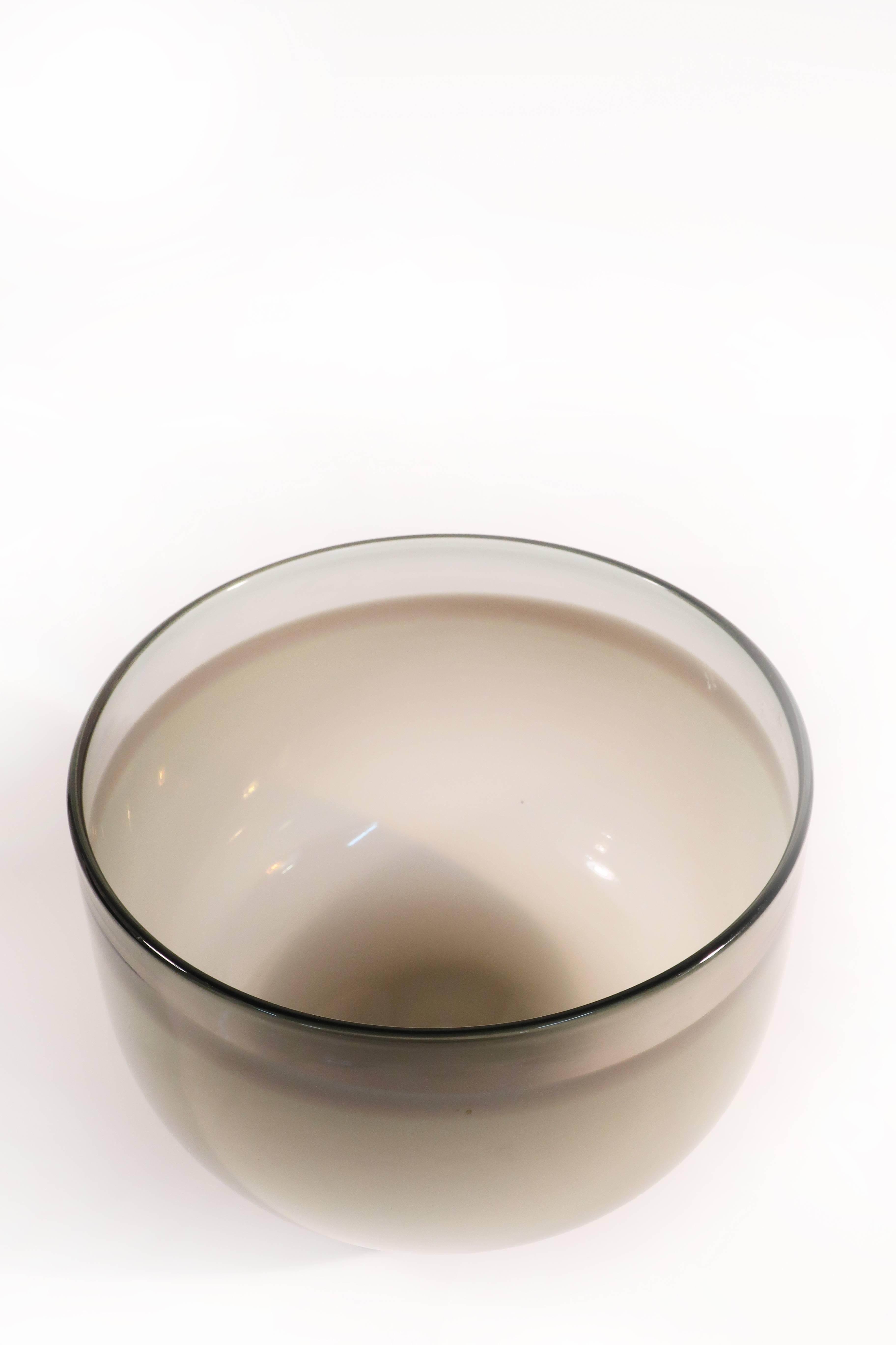 Mid-Century Modern Bol en verre blanc et gris Nonfoux de Guggisberg Baldwin en vente