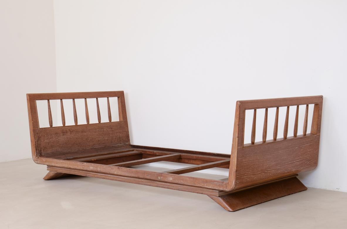 Mid-Century Modern Guglielmo Pecorini 2 elegant beds/somiers in scratched oak. For Sale