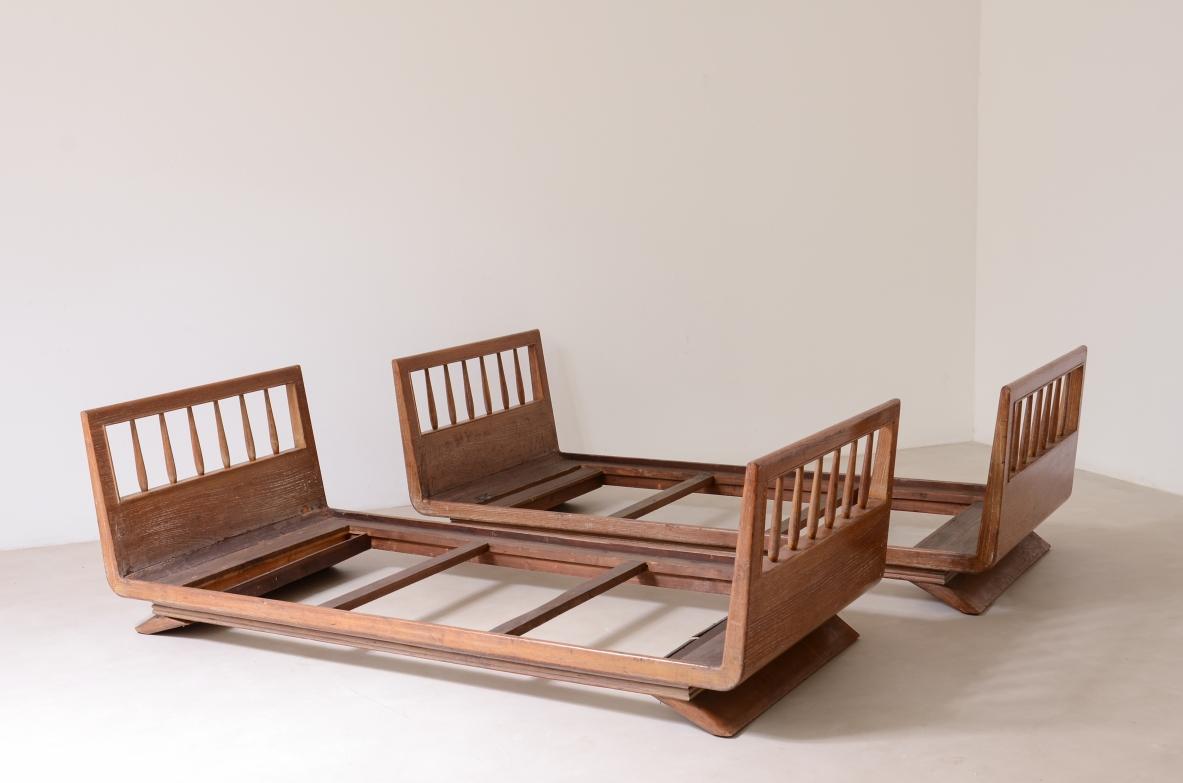 20th Century Guglielmo Pecorini 2 elegant beds/somiers in scratched oak. For Sale