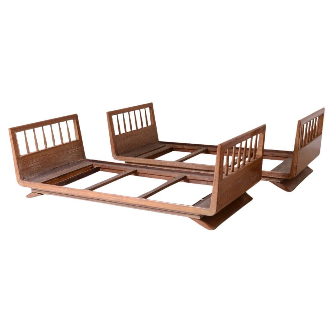 Guglielmo Pecorini 2 elegant beds/somiers in scratched oak. For Sale