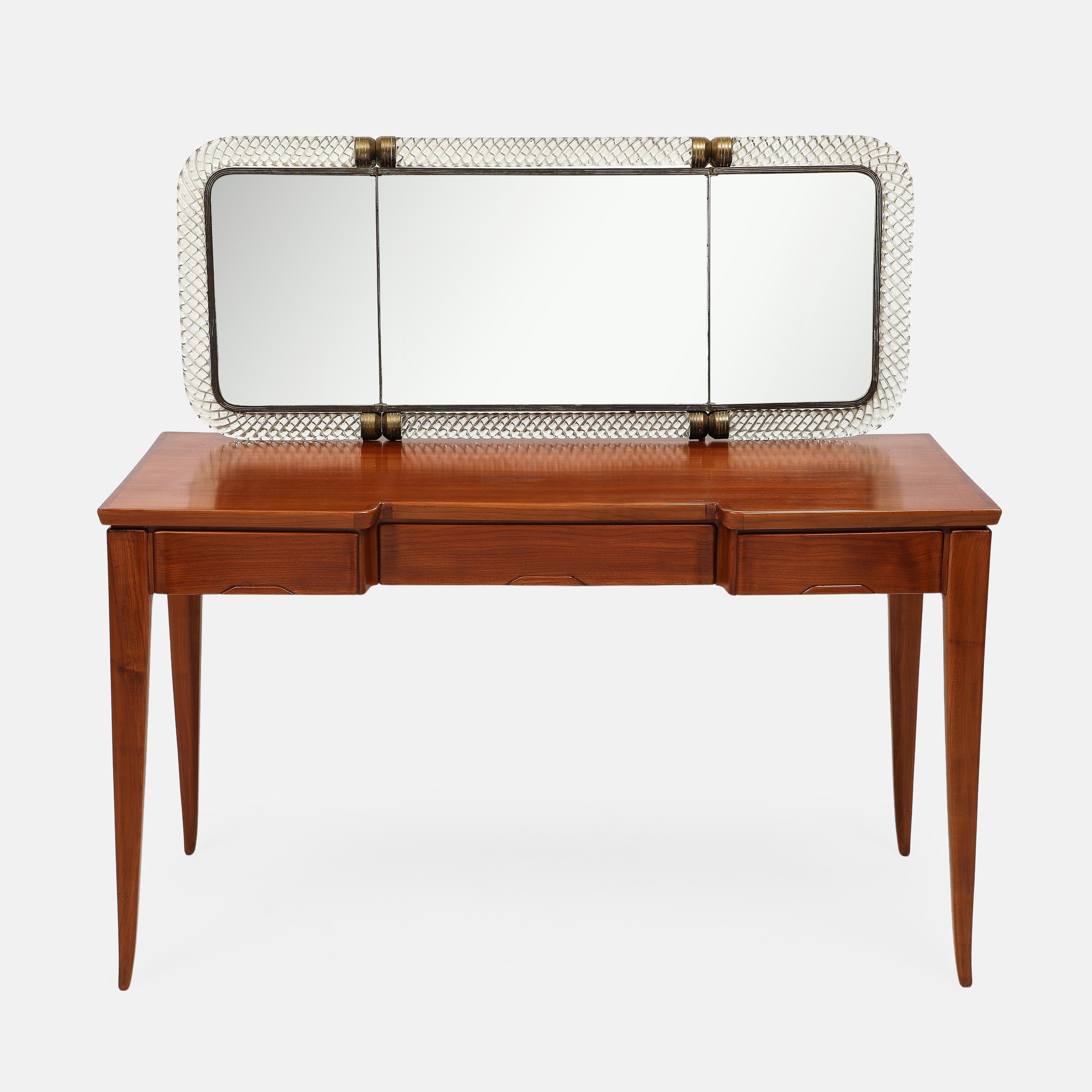 Rare et exceptionnelle coiffeuse / table de toilette à trois tiroirs attribuée à Foldes ou bureau en merisier avec coiffeuse pliante attachée ou miroir de table Venini modèle n° 21 en verre clair de Murano soufflé à la main, Italie, années 1940.